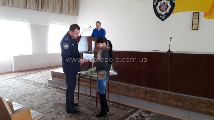 Руководитель Добропольского отделения полиции поздравил коллег-женщин с праздником 8 Марта + ФОТО
