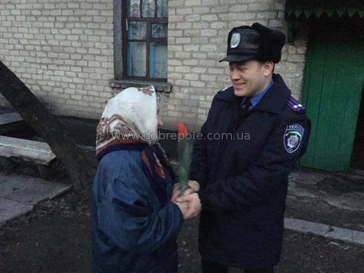 Руководитель Добропольского отделения полиции поздравил коллег-женщин с праздником 8 Марта + ФОТО