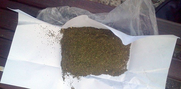 Фотофакт: за прошлые сутки добропольские полицейские выявили двух любителей наркотиков
