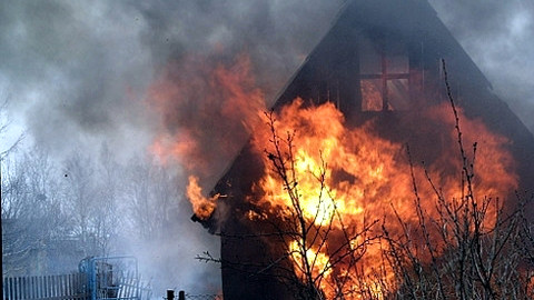 В Доброполье в доме где проживала женщина с двумя малолетними детьми произошло возгорание крыши (ОБНОВЛЕНО)