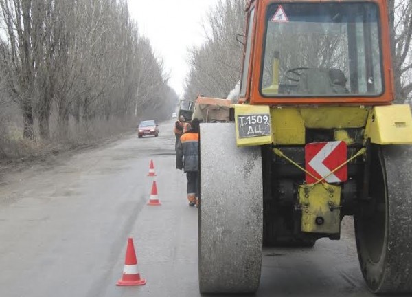 На дороге Доброполье-Лиман залатали 250 квадратных метров ям (видео)