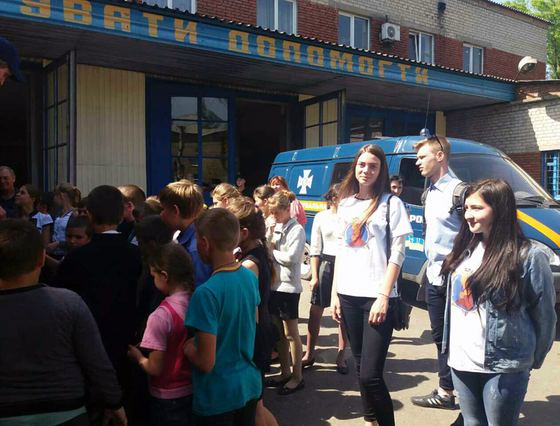 Добропольские полицейские устроили для школьников познавательный тур-знакомство с представителями различных профессий + ФОТО