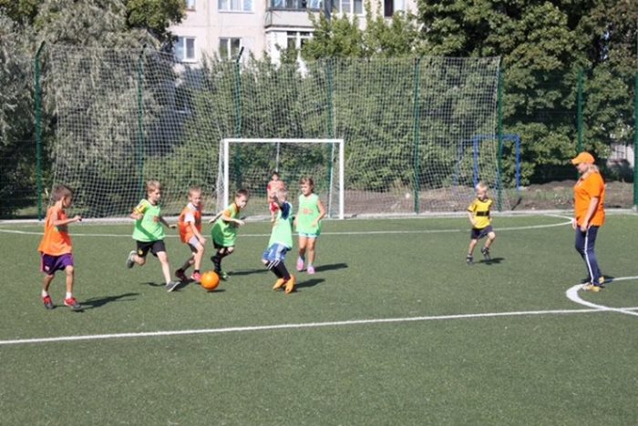 Более 100 детей Доброполья бесплатно занимаются футболом в проекте «Давай, играй!»