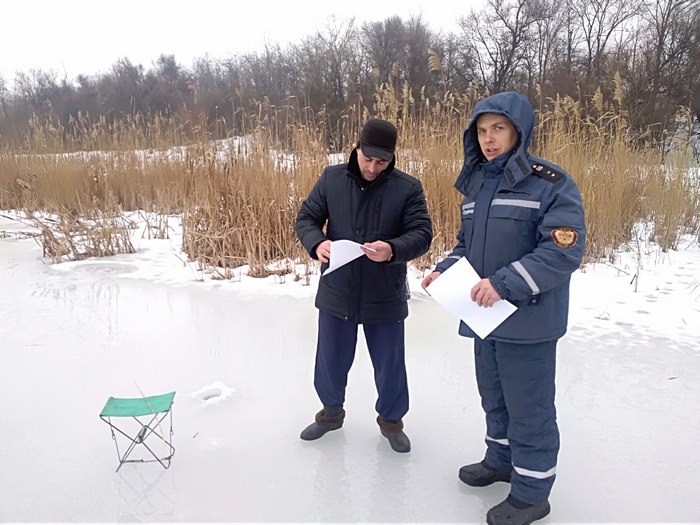 Добропольские спасатели обучали население правилам поведения на льду + ФОТО