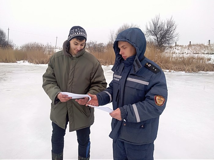Добропольские спасатели обучали население правилам поведения на льду + ФОТО