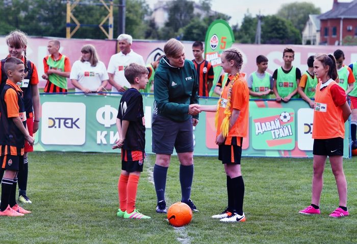 В Доброполье и Белозерском ДТЭК и ФК «Шахтер» организуют для детей бесплатные занятия футболом