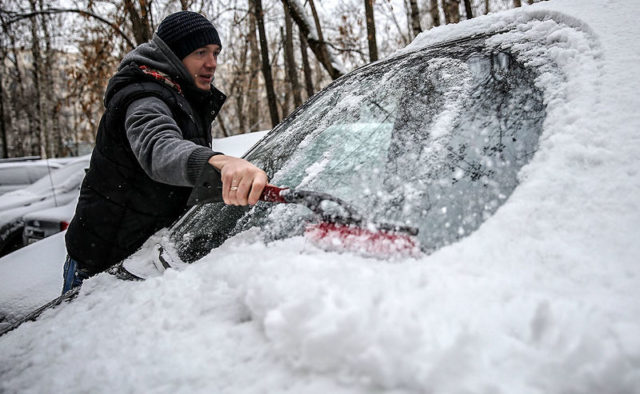 Автолюбителям Доброполья на заметку: три совета что делать, если замерзло стекло в машине