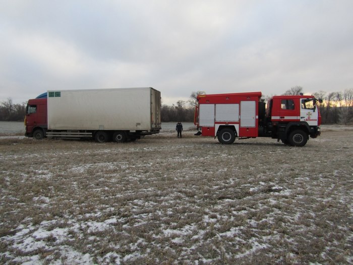 Добропольские спасатели оказали помощь грузовику, улетевшему в кювет + ФОТО