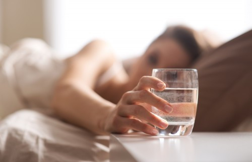Полезные напитки натощак: что можно и нельзя пить утром
