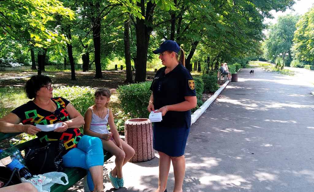 Добропольские спасатели в городском парке знакомили жителей с правилами пожарной безопасности в летний период