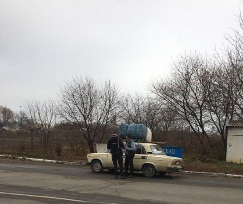 Добропільські поліцейські спілкувалися з порушниками, яких виявили на аварійно-небезпечних ділянках автодоріг + ФОТО