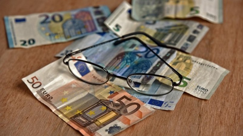 Зарплаты для топ-чиновников: какая сумма считается достойной в Европе