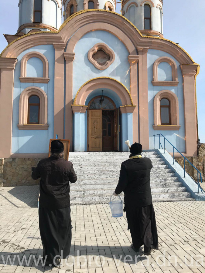 Во всех приходах Добропольского благочиния продолжаются молитвенные шествия, окропляют святой водой города, села и оказывают помощь нуждающи