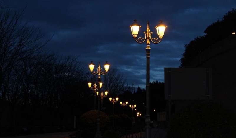 Опівночі настане темрява: у Добропіллі скорочують роботу вуличного освітлення + ВIДЕО