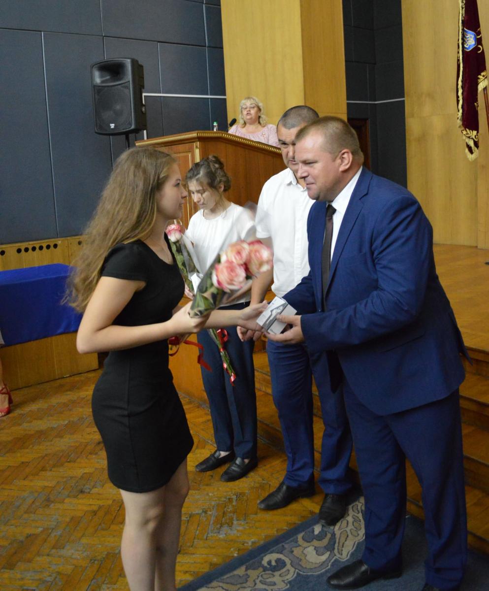 Віталій Шевченко та заступник міського голови Олексій Галицький привітали випускників, які блискуче склали ЗНО