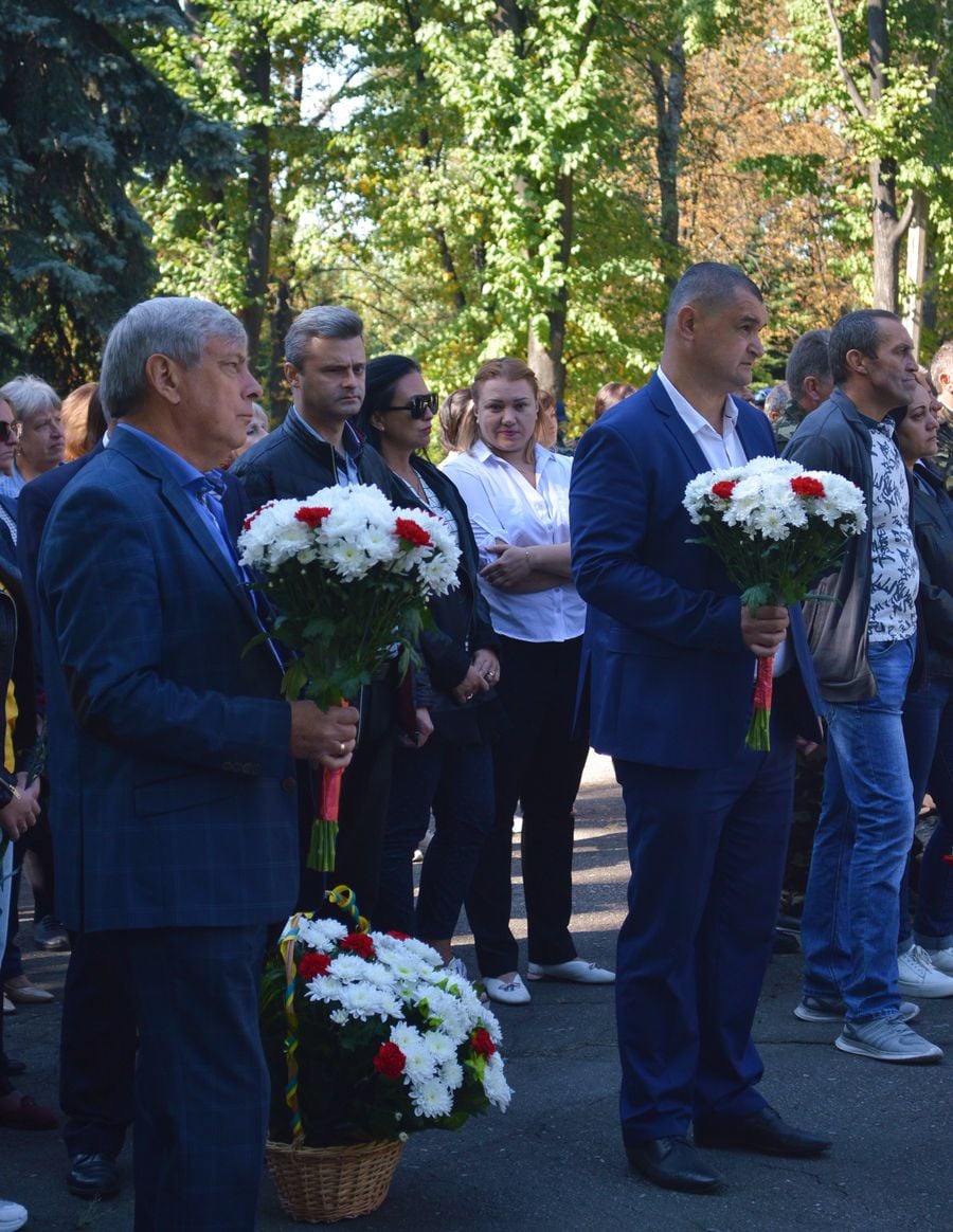 Мешканці Добропільської громади зібрались в міському парку біля меморіалу, щоб віддати шану загиблим у Другій світовій війні + ФОТО