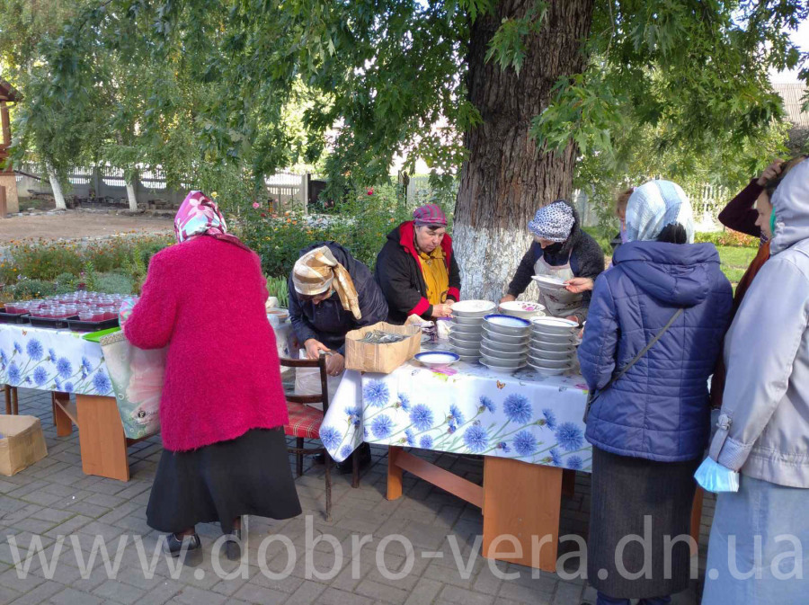 В Свято-Троицком храме города Доброполья прошел благотворительный обед для нуждающихся