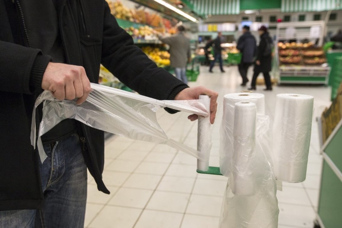 Одноразовые пакеты в магазинах станут платными с декабря: Что предлагают украинцам