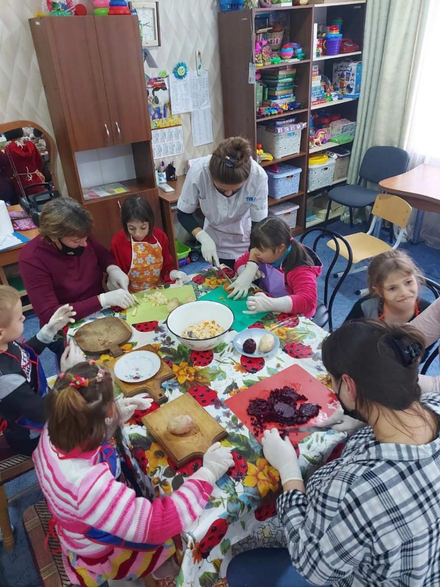 Інклюзивна кухня: у Добропіллі дітей з інвалідністю навчають готувати + ФОТО