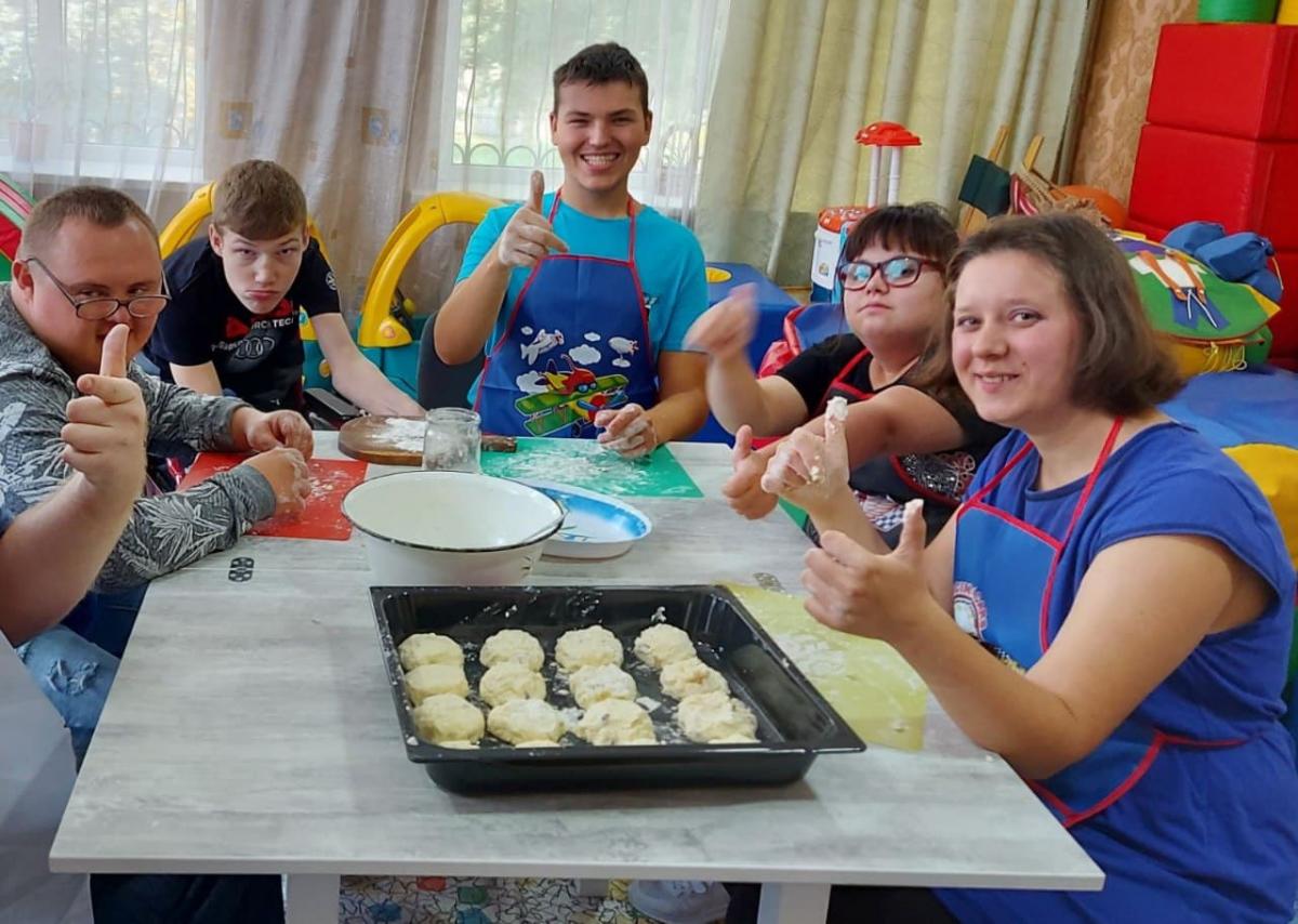 Інклюзивна кухня: у Добропіллі дітей з інвалідністю навчають готувати + ФОТО