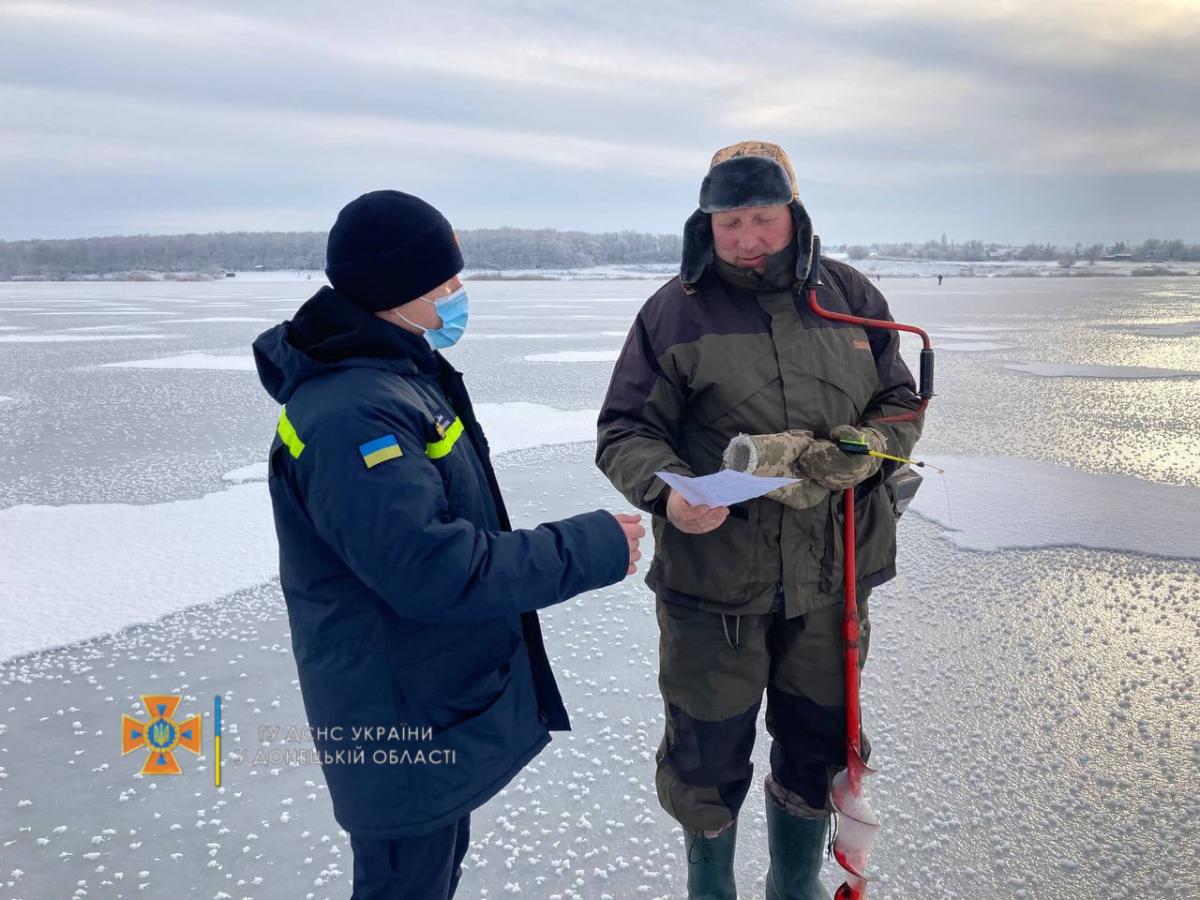 Добропільським рибалкам розповіли про правила поведінки на льоду + ФОТО