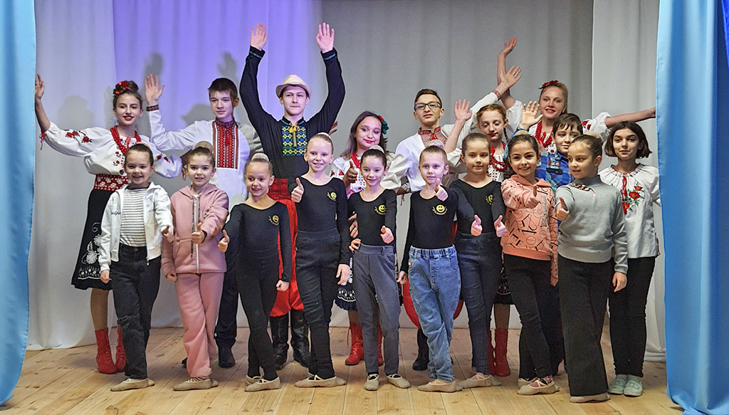 В Белозерском установили безбарьерную сцену для юных талантов