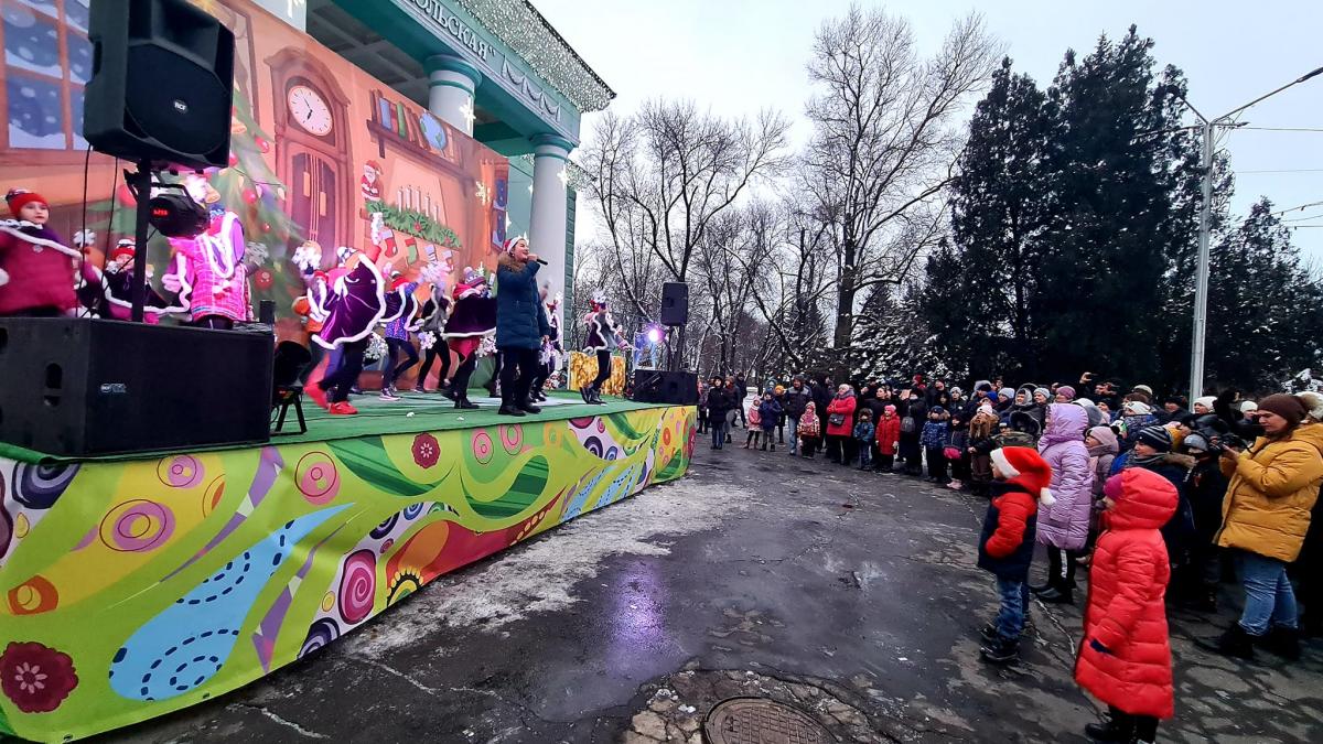 У Добропіллі відбулось відкриття головної новорічної ялинки міста + ФОТО
