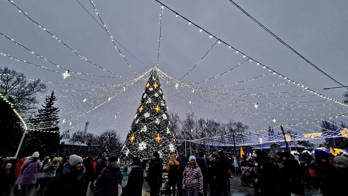 У Добропіллі відбулось відкриття головної новорічної ялинки міста + ФОТО