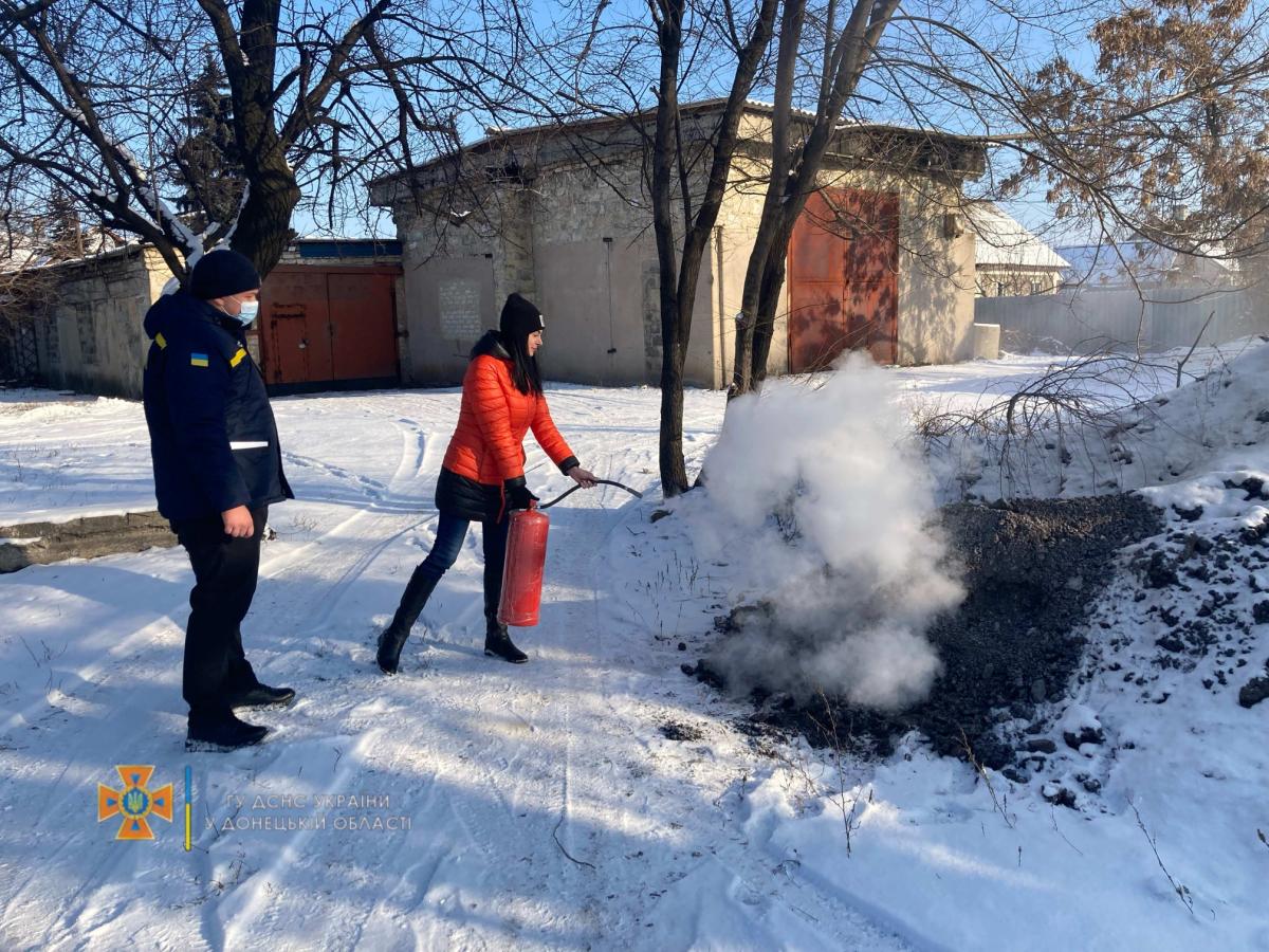 Рятувальники провели практичне навчання користування вогнегасниками з працівниками Добропільського міського центру освіти + ФОТО