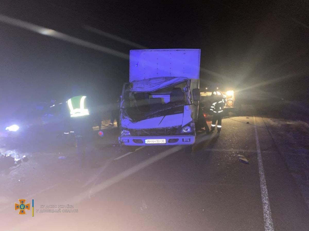На трассе Доброполье-Лиман три авто столкнулись с фурой, которая опрокинулась: есть пострадавшие (ФОТО)