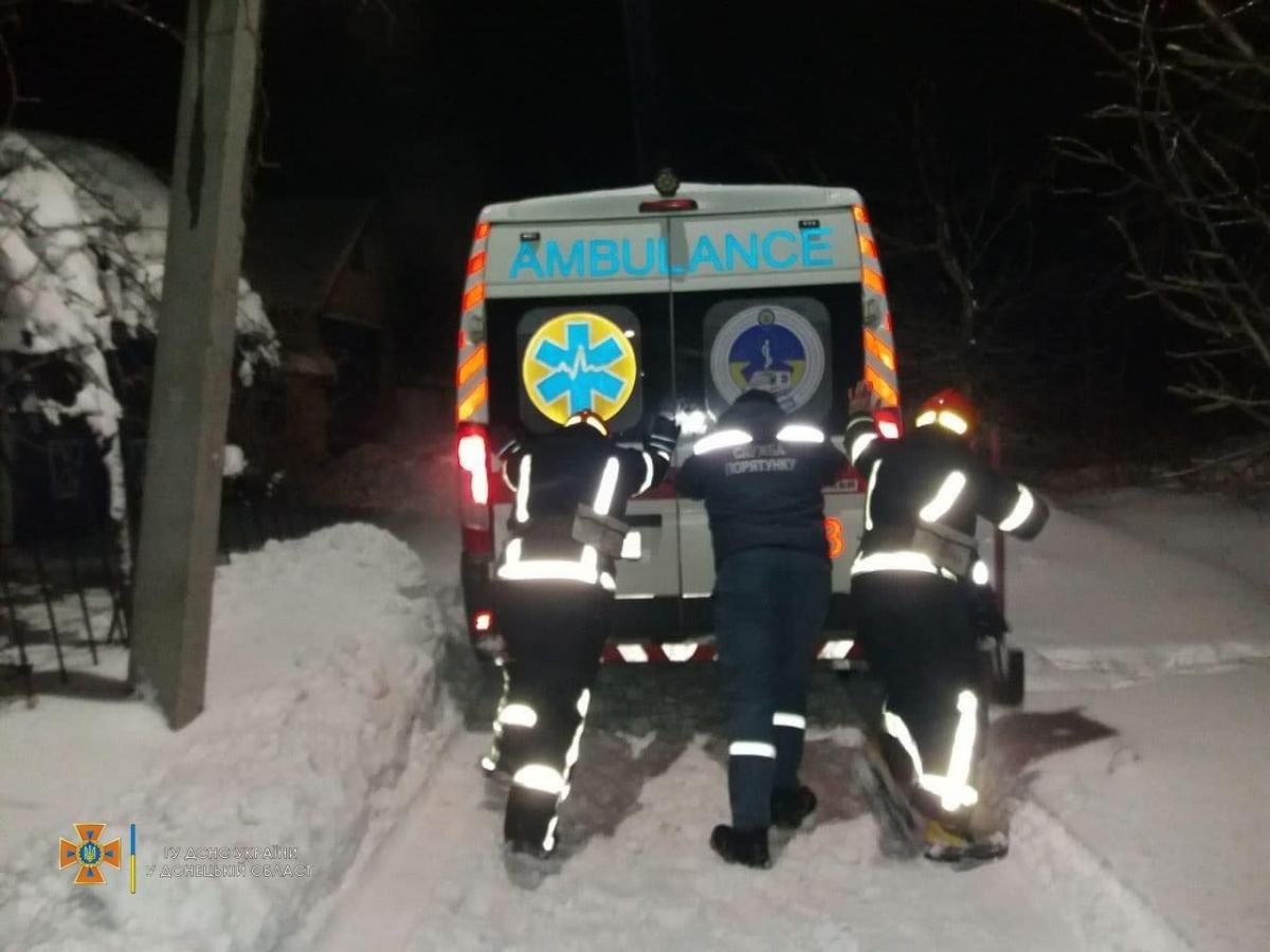 У місті Білицьке врятували автомобіль швидкої медичної допомоги зі снігової пастки