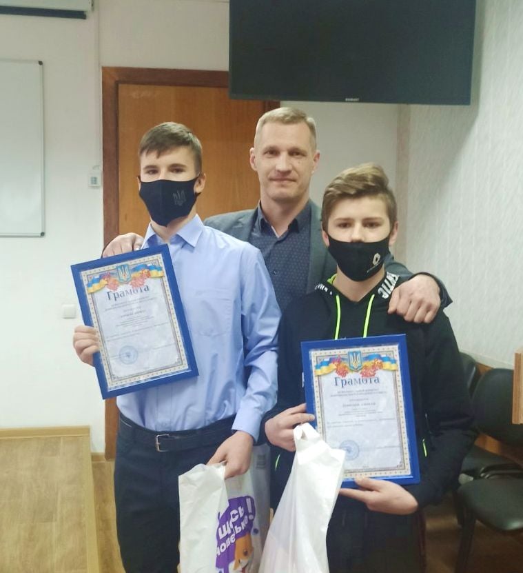 У Добропіллі цінними подарунками нагородили хлопців-рятівників Кирила КОРЖОВА і Олексія ГОРБУНОВА + ФОТО