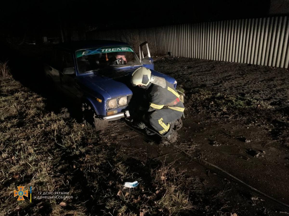 У Добропіллі рятувальники витягли легковий автомобіль та автомобіль швидкої медичної допомоги з багнюки