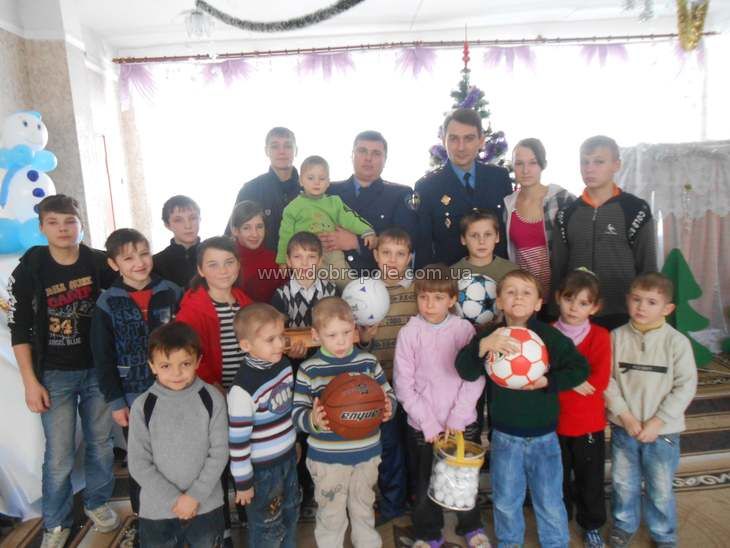 Добропольские правоохранители подарили воспитанникам детского приюта частичку своего тепла и заботы + ФОТО