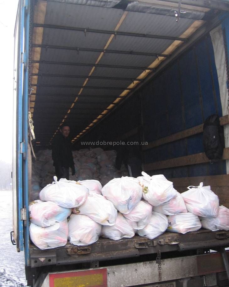 Гуманитарный штаб Рината Ахметова привез в большое Доброполье 1500 бесплатных продуктовых наборов для переселенцев + ФОТО