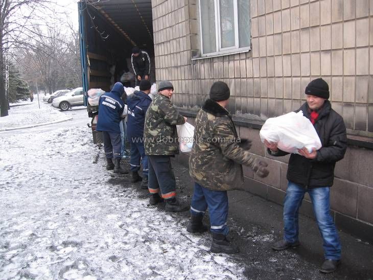 Гуманитарный штаб Рината Ахметова привез в большое Доброполье 1500 бесплатных продуктовых наборов для переселенцев + ФОТО