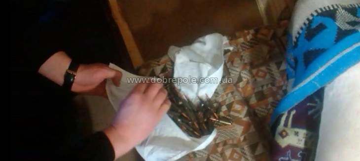 Житель Добропольского района хранил у себя в квартире наркотики и оружие + ФОТО