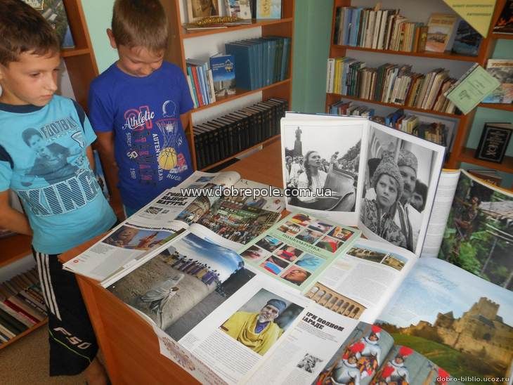 В Добропольской Центральной городской библиотеке прошла книжная выставка-экспозиция «Этнонациональная мозаика» + ФОТО