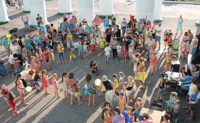 В Доброполье «Центр местной активности» первую акцию посвятил детям + ФОТО