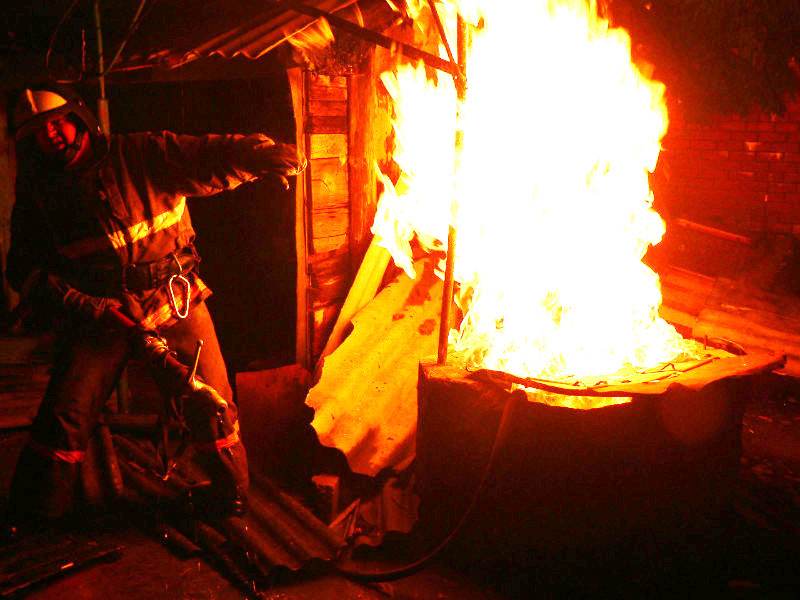 В Доброполье пожарные спасли женщину от огня