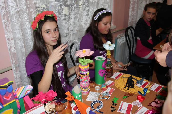 В ЦДЮТ г.Доброполья проходит ярмарка-распродажа детских поделок, сувениров, вкусного печенья + ФОТО
