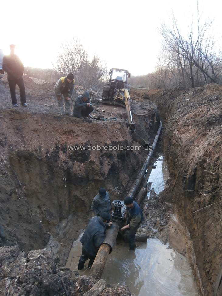 Работники Добропольского ПУВКХ в суровых условиях восстанавливают водоводы в районе (фоторепортаж)