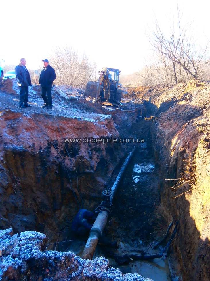 Работники Добропольского ПУВКХ в суровых условиях восстанавливают водоводы в районе (фоторепортаж)